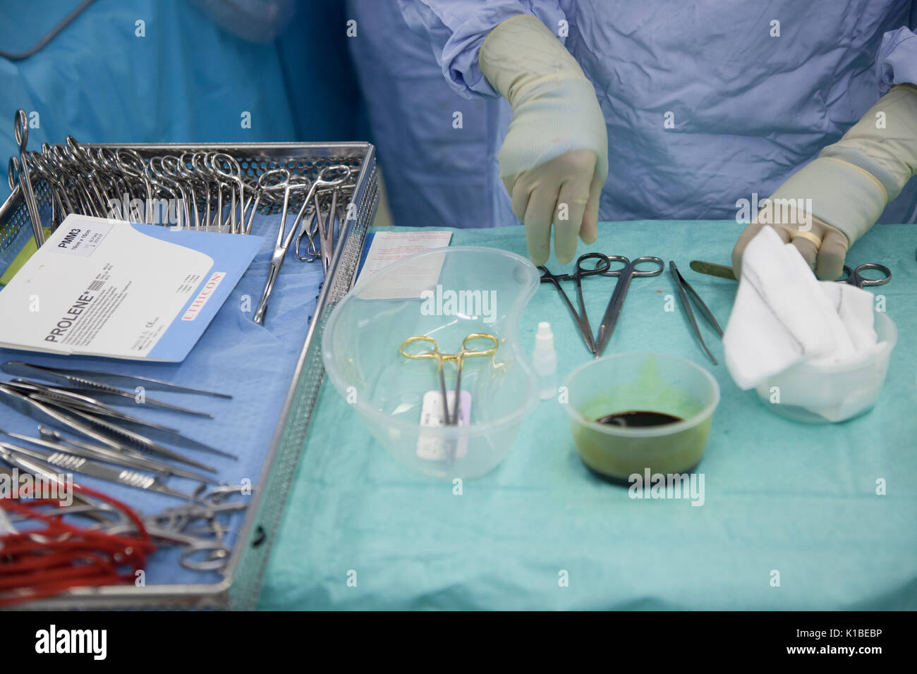 Surgical instruments in dish hires stock photography and images Alamy