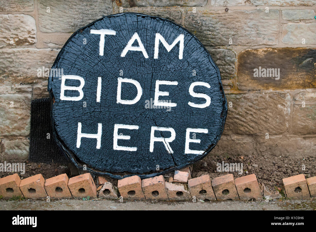 Scotland - a cottage in East Lothian has this sign, Tam (Thomas) Bides (lives or stays) Here. Stock Photo