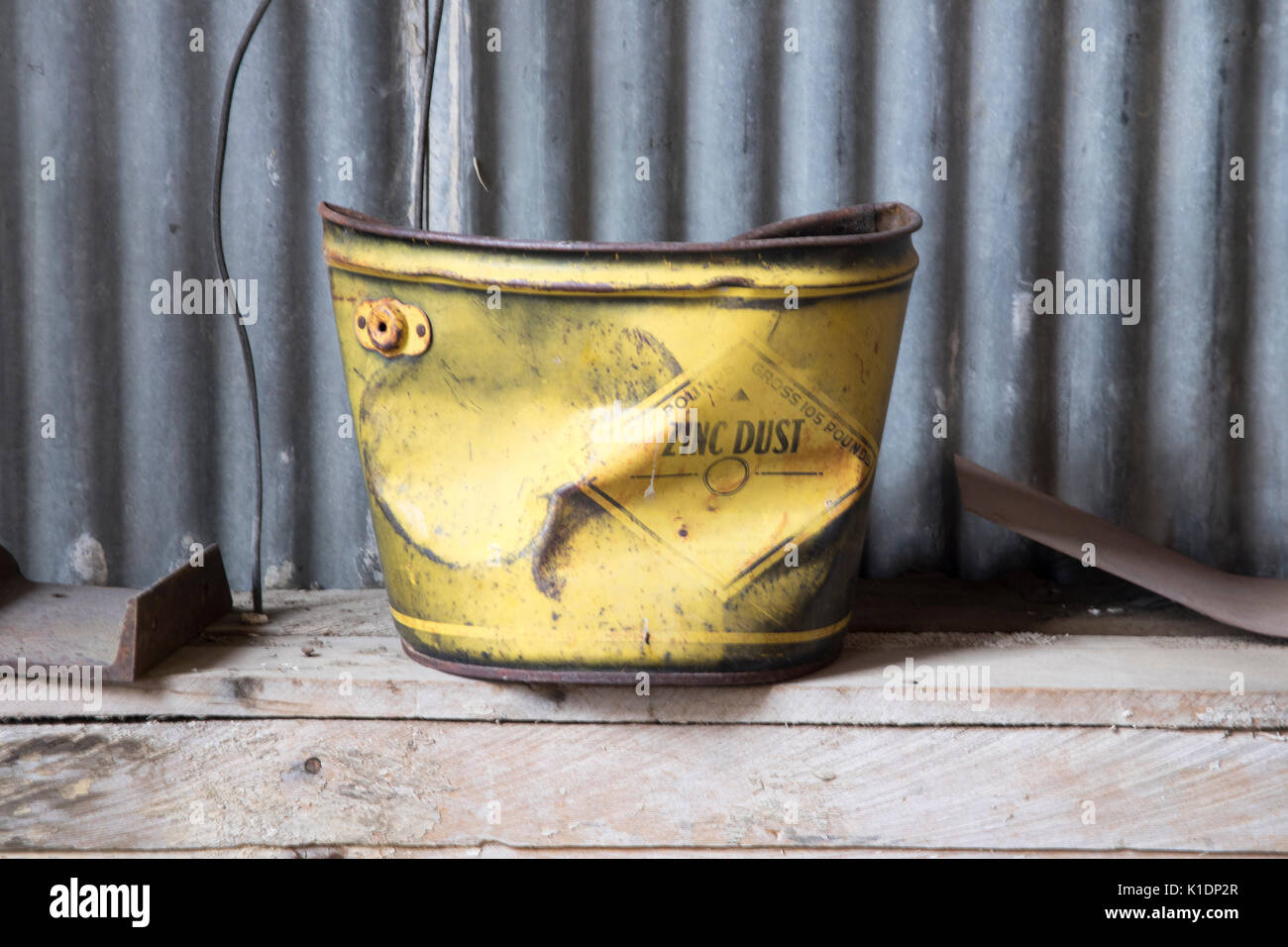 Rusty bucket hi-res stock photography and images - Alamy
