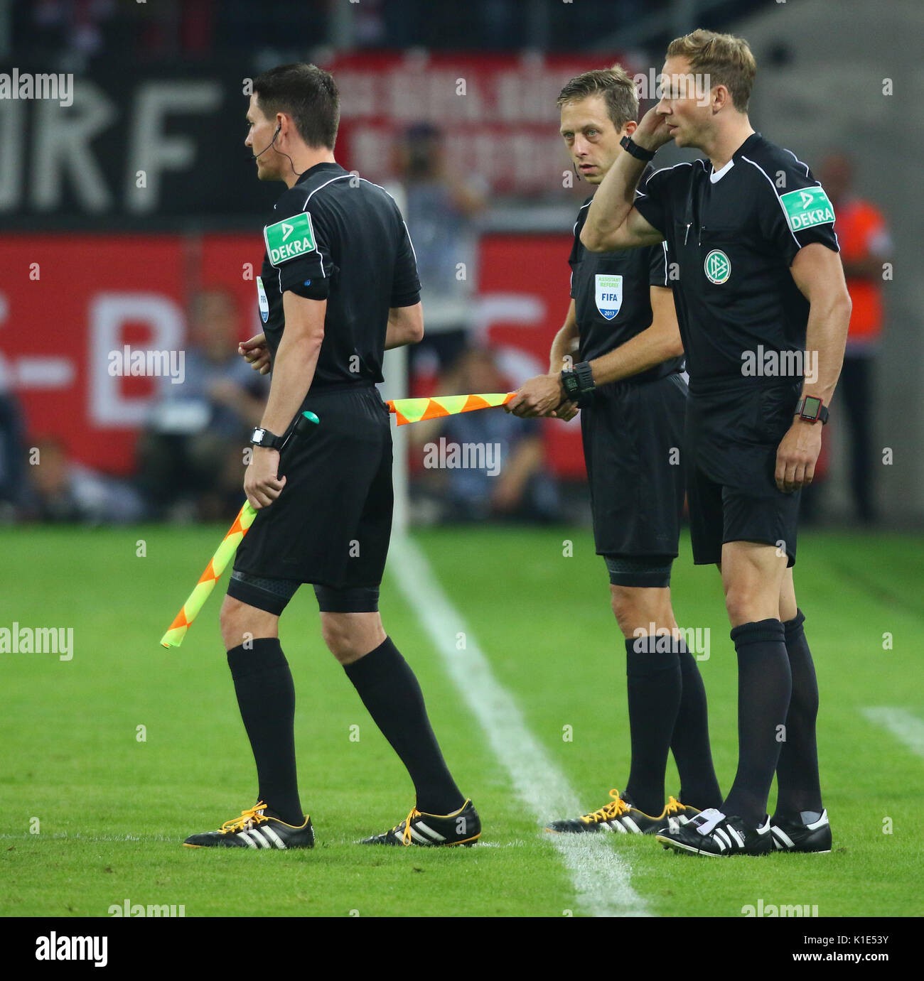Cologne, Germany, August 25 2017, Bundesliga matchday 2, 1. FC Koeln - Hamburger SV: Fourth referee Soeren Storcks takes over (R) when he replaces Felix Brych who left the pitch, assistents are Mark Borsch (C) and Stefan Lupp.            Credit: Juergen Schwarz/Alamy Live News Stock Photo