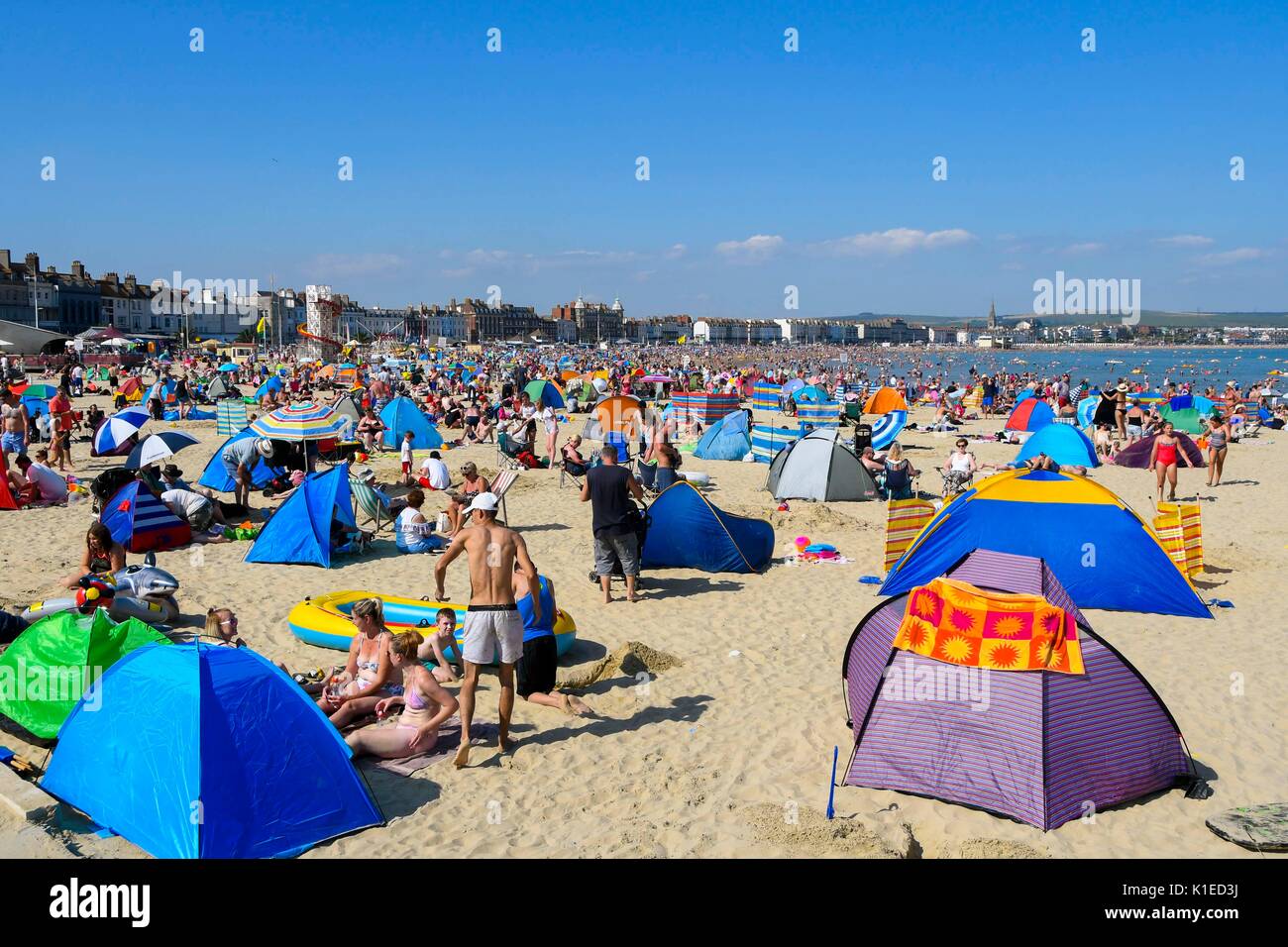 Weymouth Dorset Uk 27th August 2017 Uk Weather Holidaymakers And Sunbathers Pack The Beach 5891