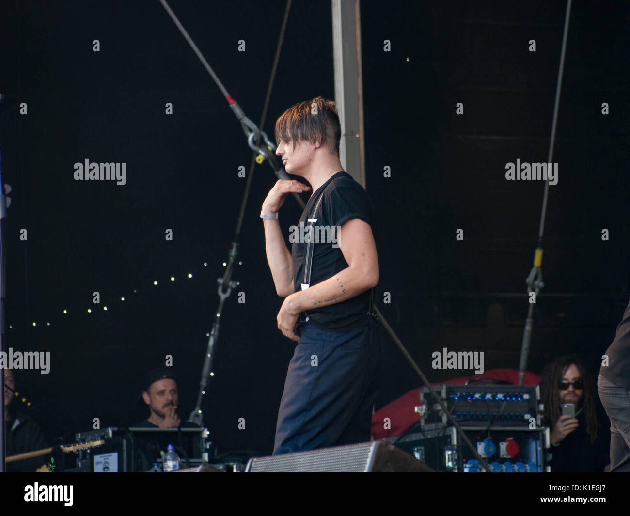 Portsmouth, Hampshire, England, 27 August 2017 With no microphone or guitar available to him Pete Doherty indicates to the audience that his set has ended using sign language. His sound was cut and he was ordered to leave the stage at the Victorious festival due to his refusal to end his set after overruning. He had already ran around the stage avoiding stage hands trying to remove his bands instruments and argued with the stage manager before finally conceding and leaving the stage. Credit: simon evans/Alamy Live News Stock Photo