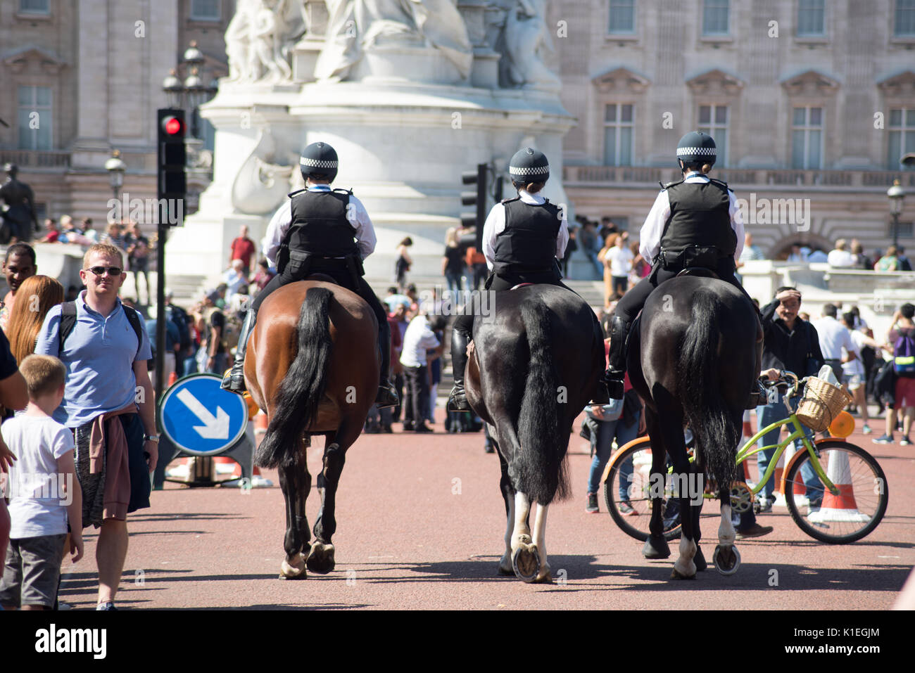Heightened Security at Buckingham Palace on Saturday and Sunday following the attempted terror attack on Friday 25th August. Tourists watch on as the prescience of mounted police and armed Officers are seen and at Buckingham Palace this past weekend Stock Photo