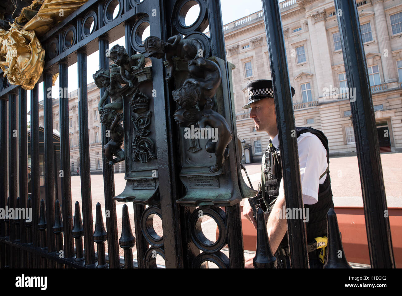 London, UK. 27th Aug, 2017. Heightened Security at Buckingham Palace on Saturday and Sunday following the attempted terror attack onFriday 25th August. Tourists watch on as the prescience of armed Police at the Police is seen and felt at Buckingham Palace Credit: Ben Smith/Alamy Live News Stock Photo