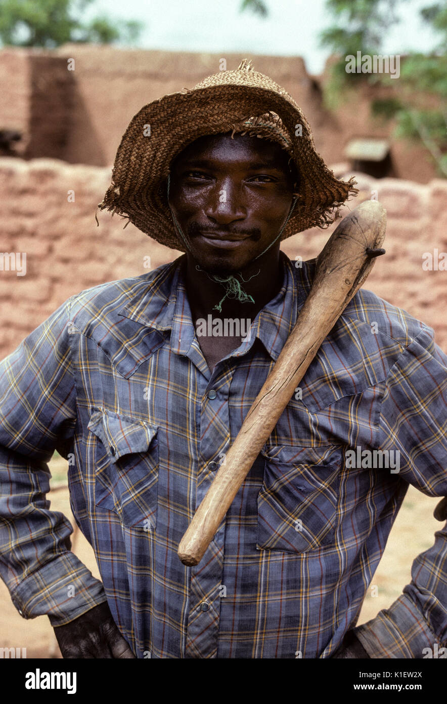 Niger, Saouanaoua Village, West Africa.  Hausa Farmer and his Hoe. Stock Photo