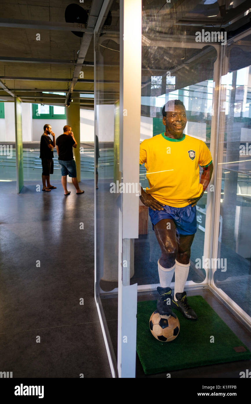 Da caixa de engraxate à coroa: Museu Pelé reúne peças únicas do