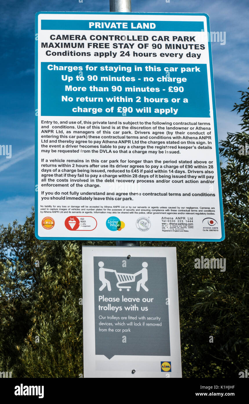Warning sign as to the free car parking time limit, and the charge for overstaying, at Lidl supermarket, Bourne, Lincolnshire, England, UK. Stock Photo