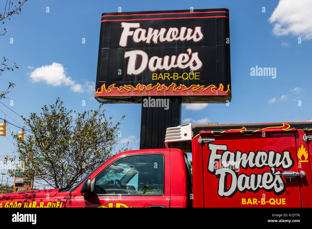 Rustic and woodsy decor - Picture of Famous Dave's Bar-B-Que