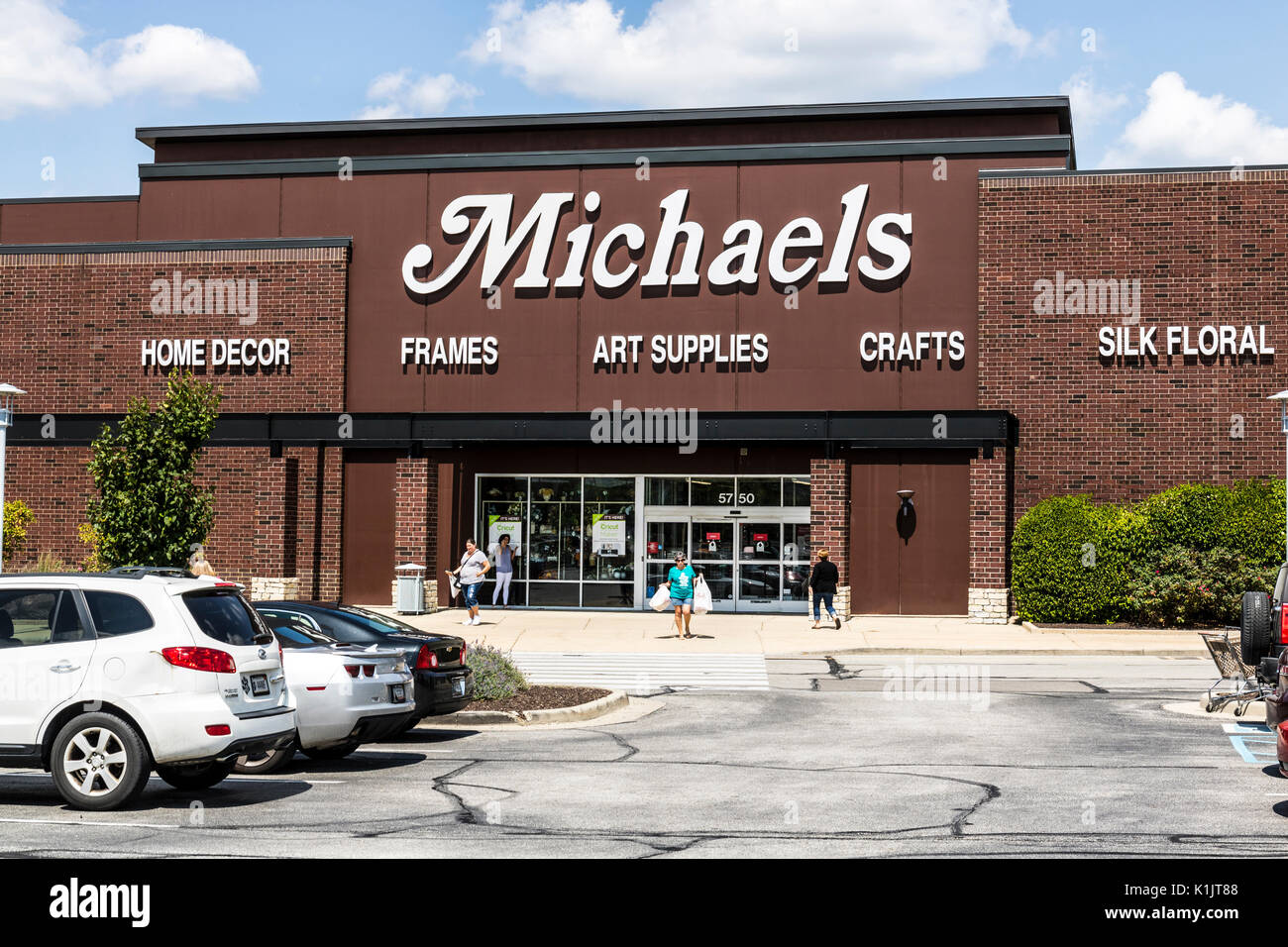 52 Michaels Craft Store Locations Stock Photos, High-Res Pictures