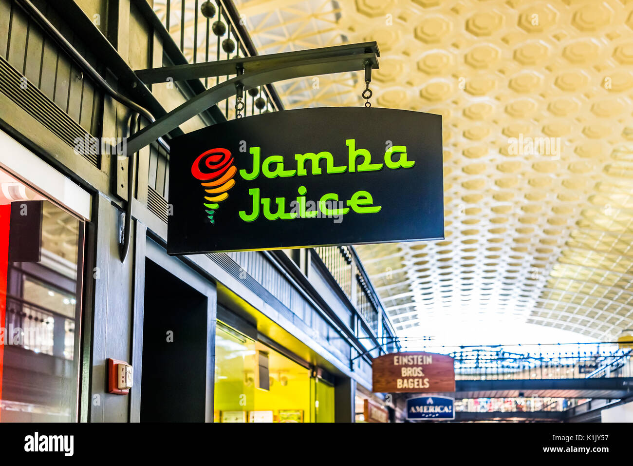 Shopping mall arched ceiling hires stock photography and images Alamy