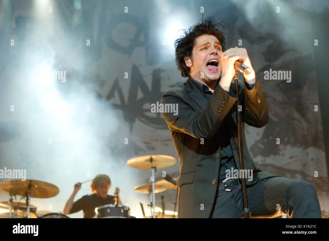 L R Bob Bryar Gerard Way My Chemical Romance performs 2007 Projekt Revolution Hyundai Pavilion San Bernardino CA Stock Photo Alamy