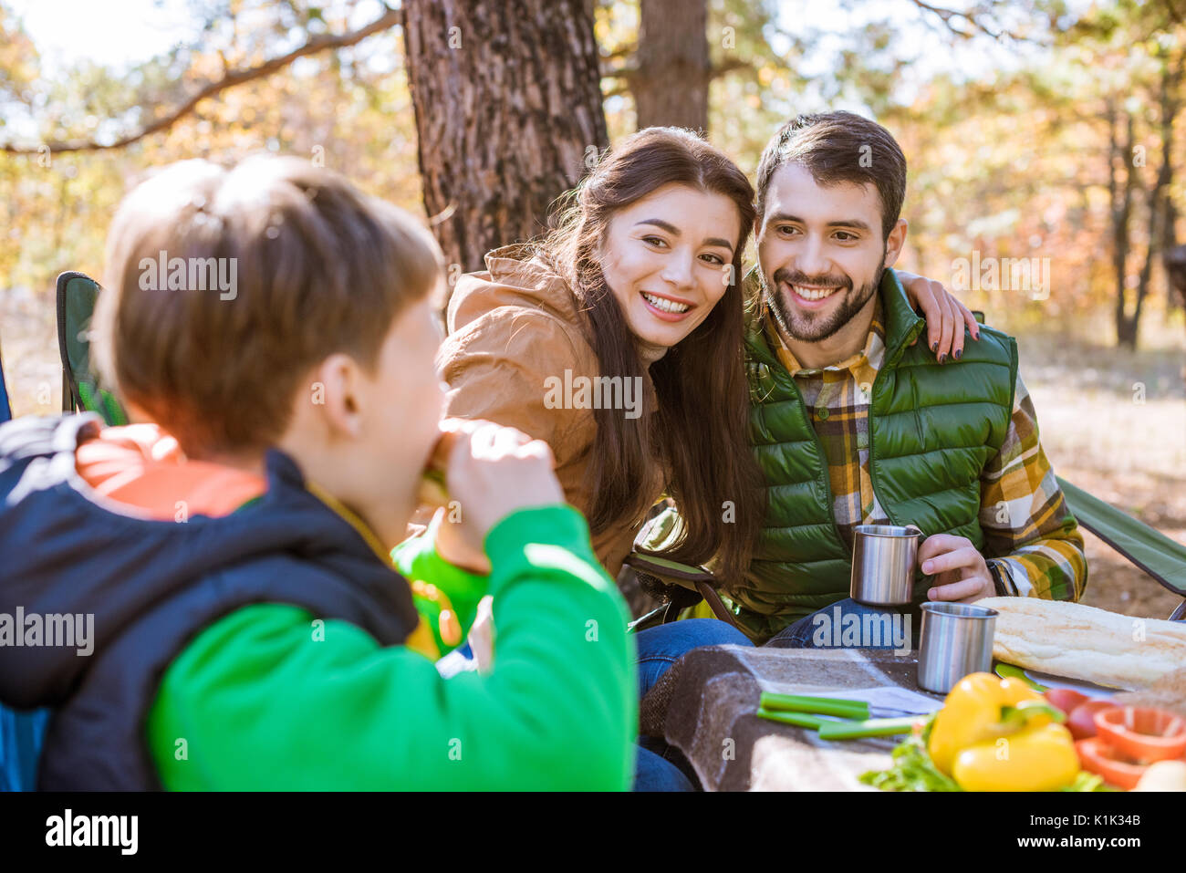 Family eating picnic table hi-res stock photography and images - Alamy