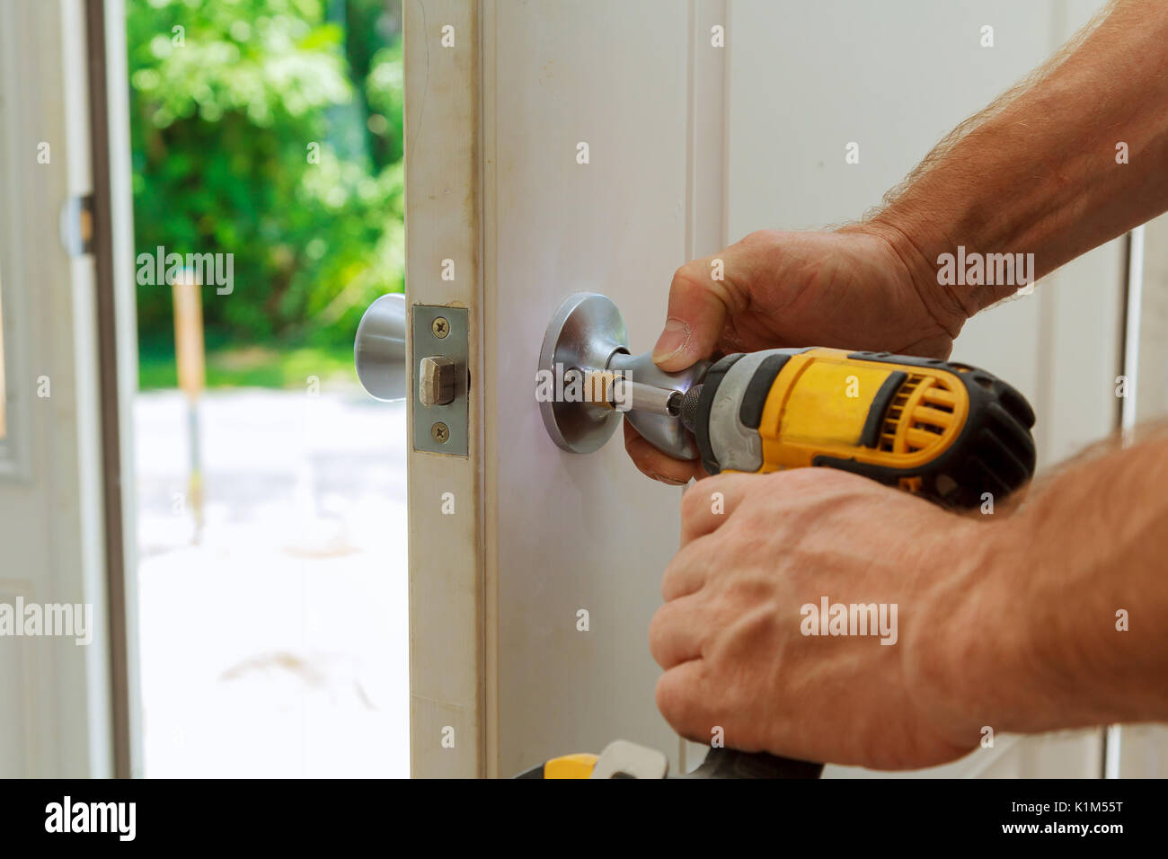 Installation of a lock on the entrance door Hand 's man with