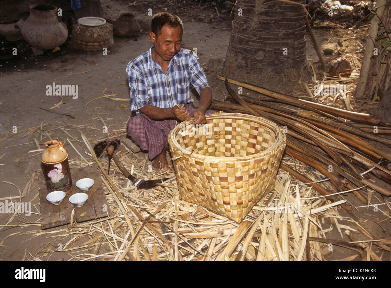 Man weaving a bamboo basket, Taungthaman village, Amarapura, Mandalay, Burma (Myanmar) Stock Photo