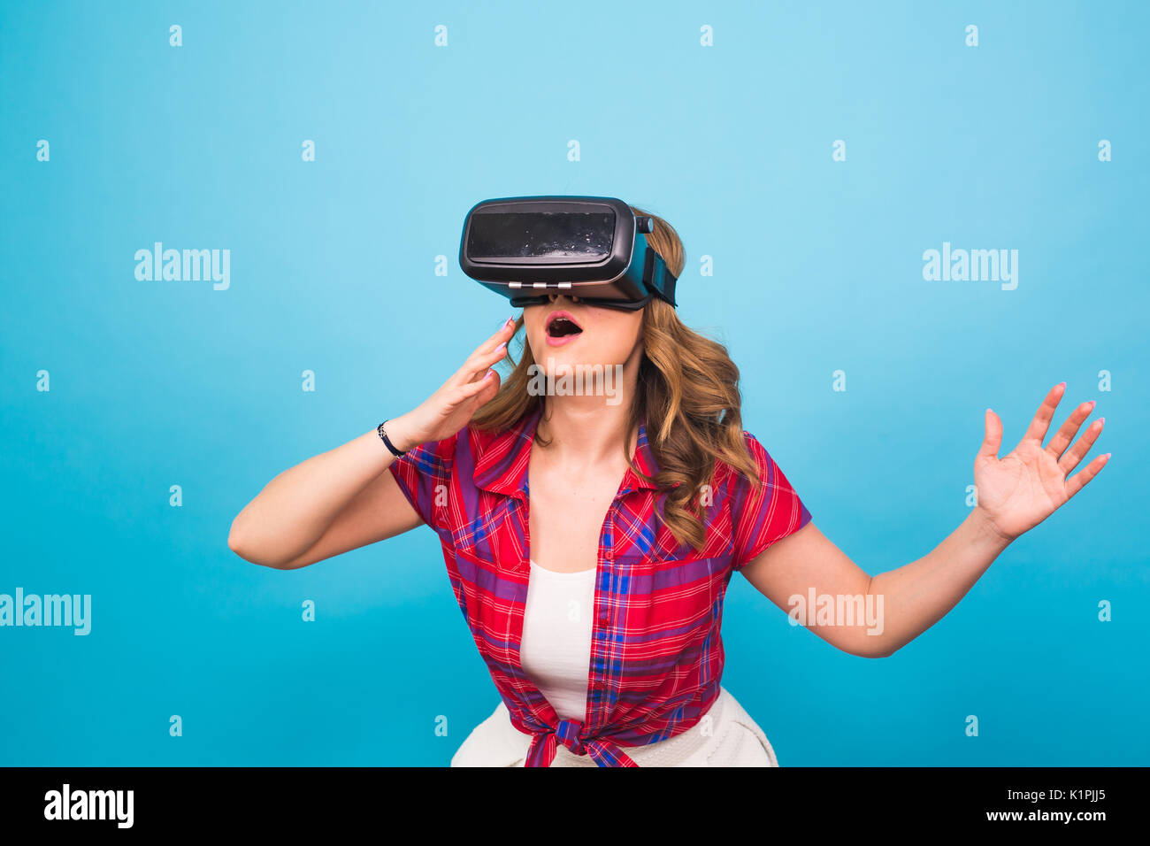 Happy young woman using a virtual reality headset Stock Photo - Alamy