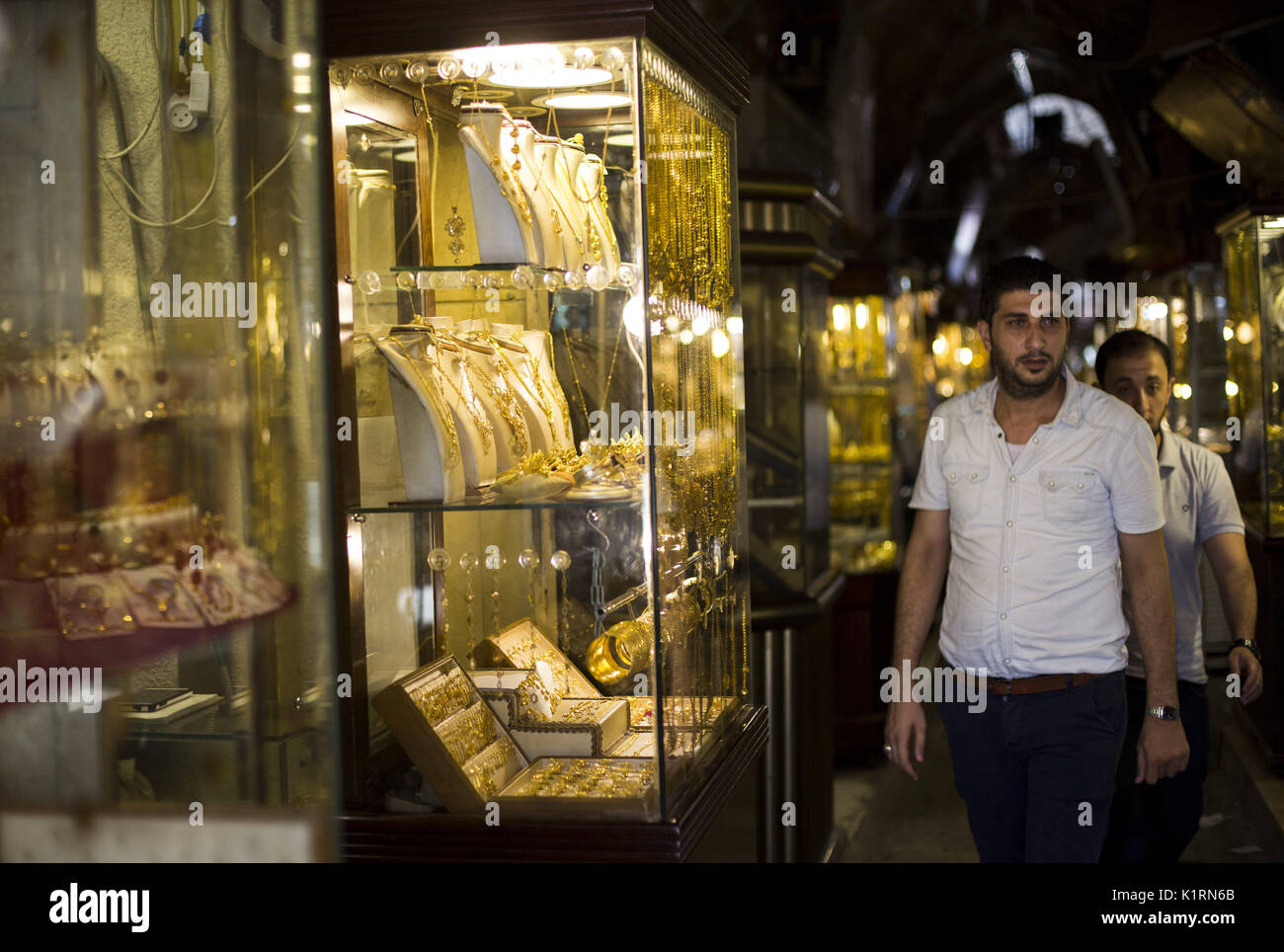 Gaza City, The Gaza Strip, Palestine. 27th Aug, 2017. A gold vendor in ...