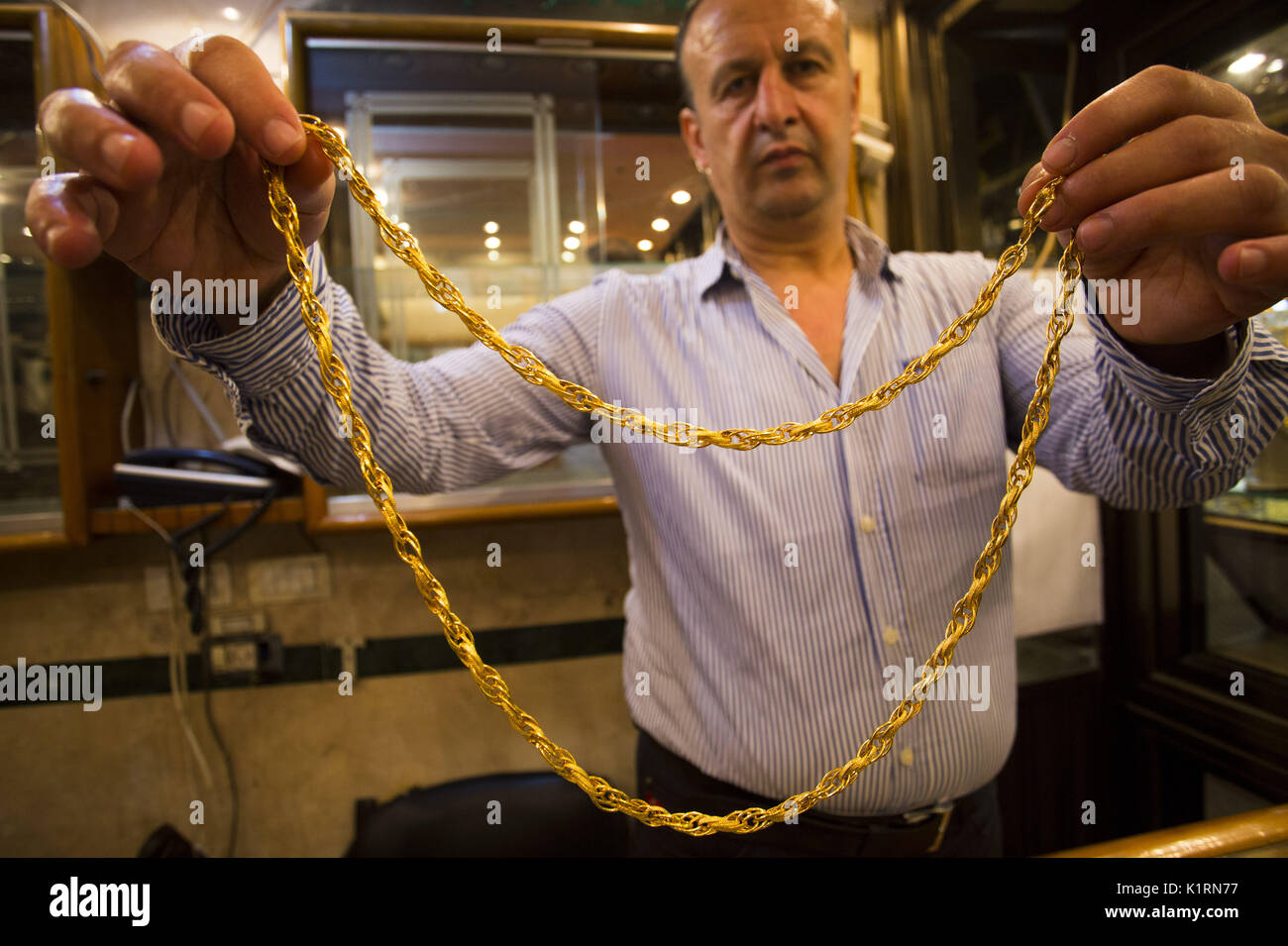 Gaza City, The Gaza Strip, Palestine. 27th Aug, 2017. A gold vendor in ...