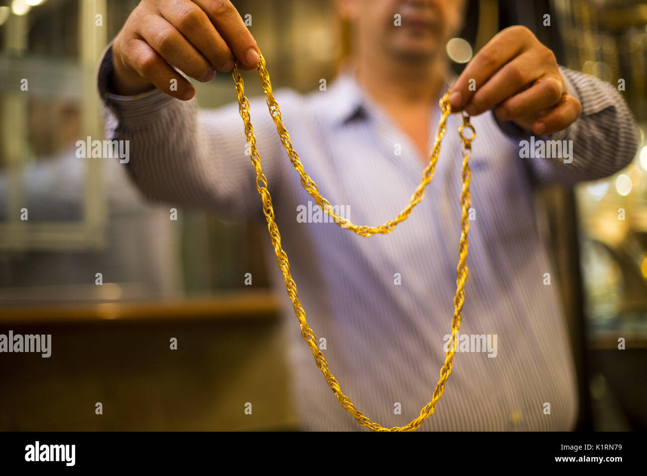 Gaza City, The Gaza Strip, Palestine. 27th Aug, 2017. A gold vendor in ...