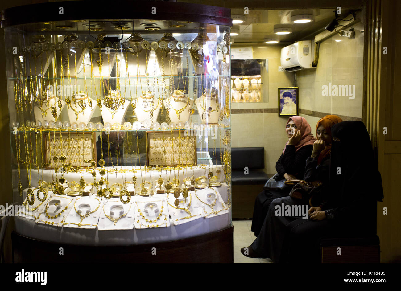 Gaza City, The Gaza Strip, Palestine. 27th Aug, 2017. A gold vendor in ...