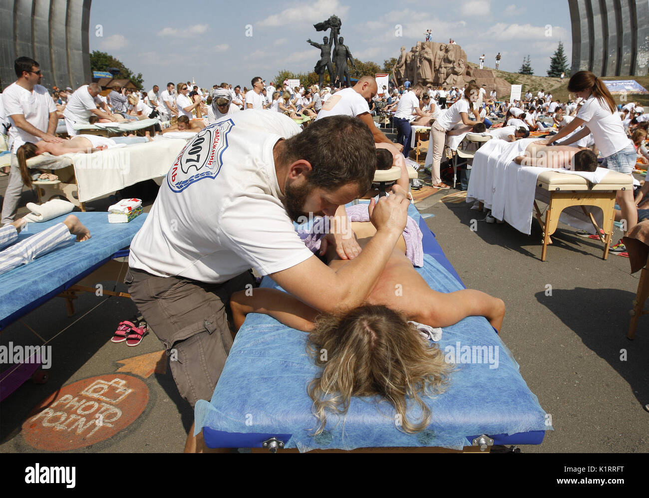 Kiev, Ukraine. 27th Aug, 2017. Ukrainian masseurs take part at a mass  massage event in center Kiev, Ukraine, on 27 August 2017. Some 300 Ukrainian  masseurs set a record registred by the