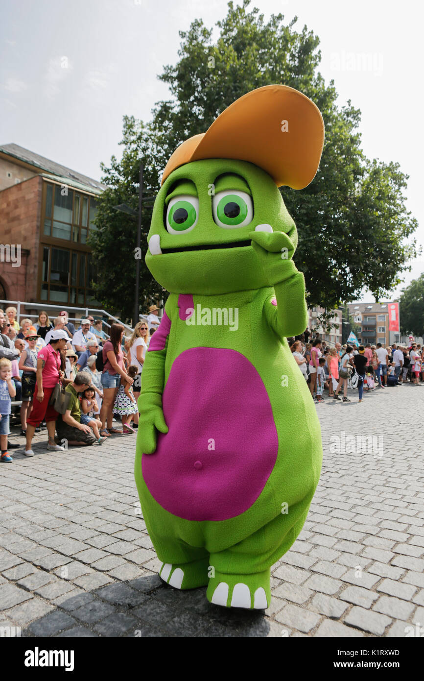 Worms, Germany. 27th August 2017. Kruschel, the mascot of the local 'Wormser Zeitung' newspaper, walks in the parade. The first highlight of the 2017 Backfischfest was the big parade through the city of Worms with over 80 groups and floats. Community groups, music groups and business from Worms and further afield took part. Credit: Michael Debets/Alamy Live News Stock Photo