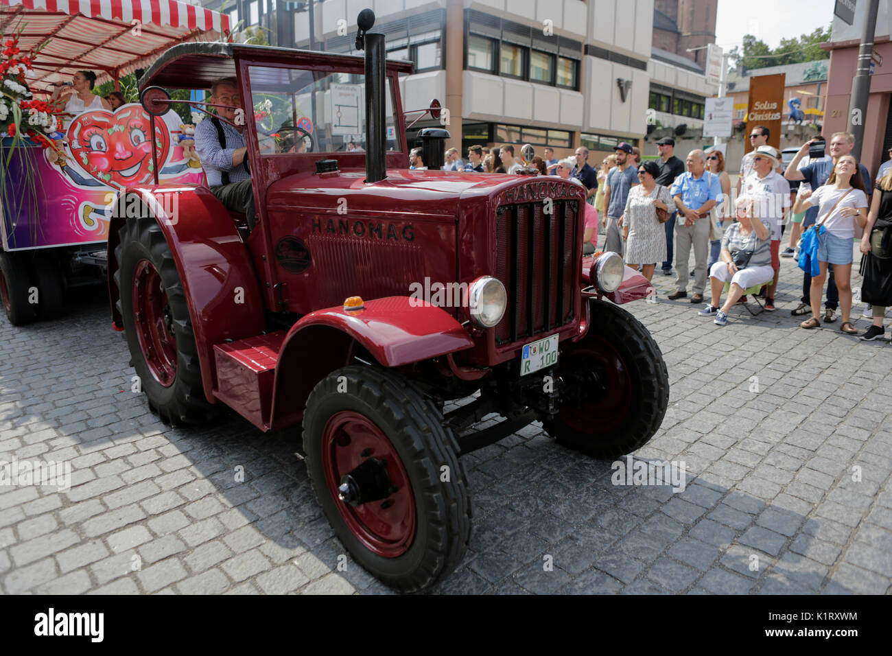 Worms, Germany. 27th August 2017. An old Hanomag tractor pulls a float in the parade. The first highlight of the 2017 Backfischfest was the big parade through the city of Worms with over 80 groups and floats. Community groups, music groups and business from Worms and further afield took part. Credit: Michael Debets/Alamy Live News Stock Photo