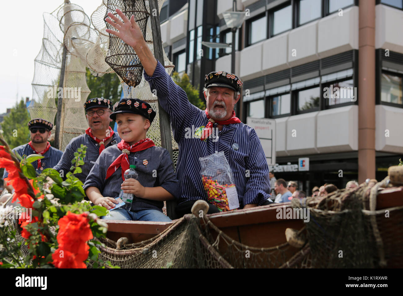 Worms, Germany. 27th August 2017. Members of the old fishermen's Guild of Worms wave at the crowd. The first highlight of the 2017 Backfischfest was the big parade through the city of Worms with over 80 groups and floats. Community groups, music groups and business from Worms and further afield took part. Credit: Michael Debets/Alamy Live News Stock Photo