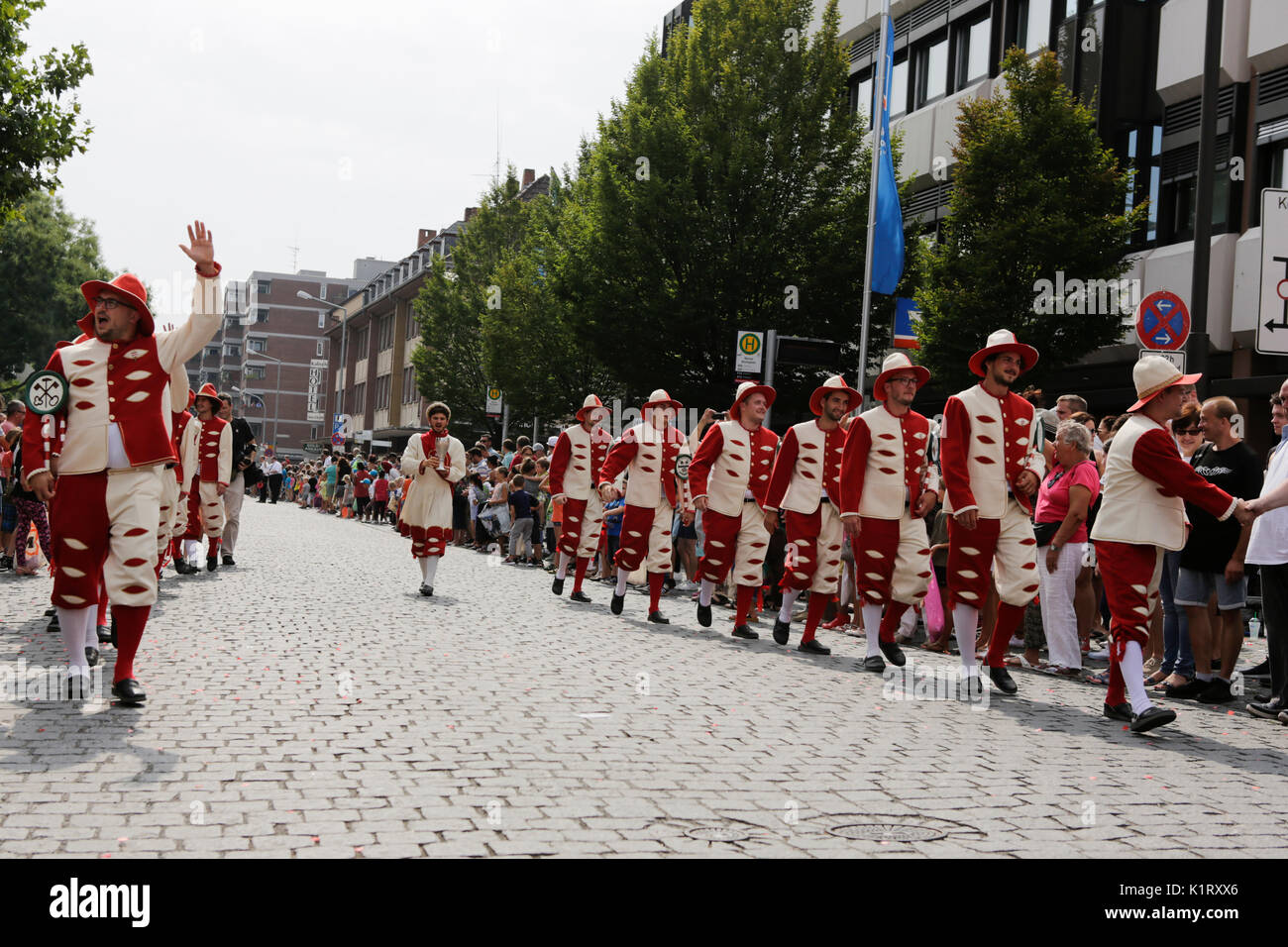 Worms, Germany. 27th August 2017. The journeymen march in the parade. The first highlight of the 2017 Backfischfest was the big parade through the city of Worms with over 80 groups and floats. Community groups, music groups and business from Worms and further afield took part. Credit: Michael Debets/Alamy Live News Stock Photo