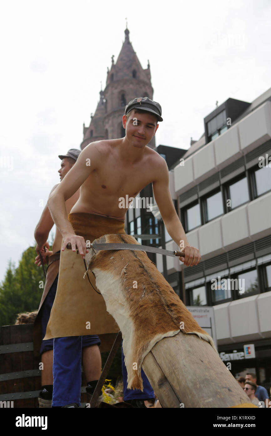 Worms, Germany. 27th August 2017. Students perform the dance of the leather workers. The first highlight of the 2017 Backfischfest was the big parade through the city of Worms with over 80 groups and floats. Community groups, music groups and business from Worms and further afield took part. Credit: Michael Debets/Alamy Live News Stock Photo