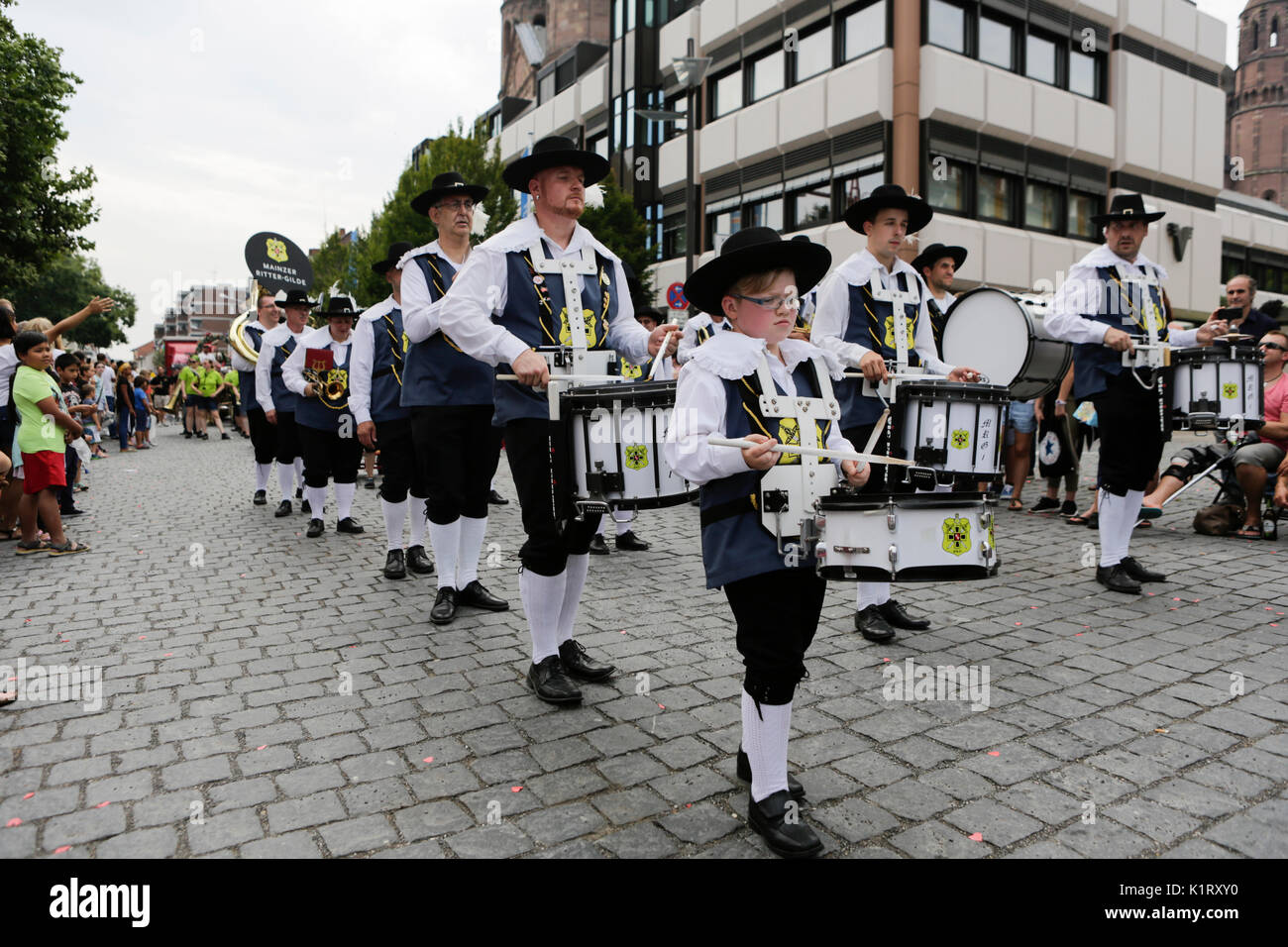 Worms, Germany. 27th August 2017. The marching band from the Mainzer Ritter Gilde marches in the parade. The first highlight of the 2017 Backfischfest was the big parade through the city of Worms with over 80 groups and floats. Community groups, music groups and business from Worms and further afield took part. Credit: Michael Debets/Alamy Live News Stock Photo