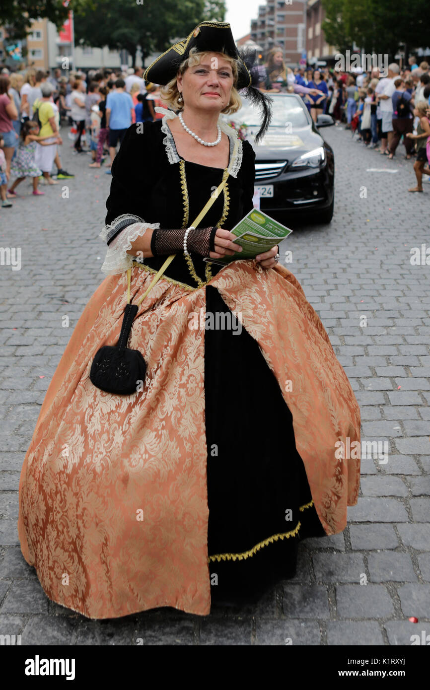 Worms, Germany. 27th August 2017. A woman in an old dress takes part in the parade. The first highlight of the 2017 Backfischfest was the big parade through the city of Worms with over 80 groups and floats. Community groups, music groups and business from Worms and further afield took part. Credit: Michael Debets/Alamy Live News Stock Photo