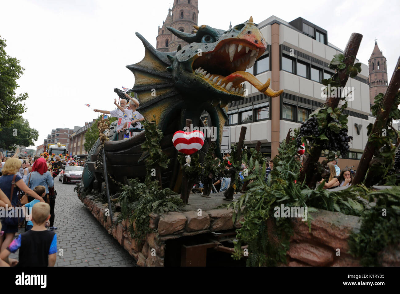Worms, Germany. 27th August 2017. A large papier-mache dragon, the symbol of Worms, stands on a float. The first highlight of the 2017 Backfischfest was the big parade through the city of Worms with over 80 groups and floats. Community groups, music groups and business from Worms and further afield took part. Credit: Michael Debets/Alamy Live News Stock Photo