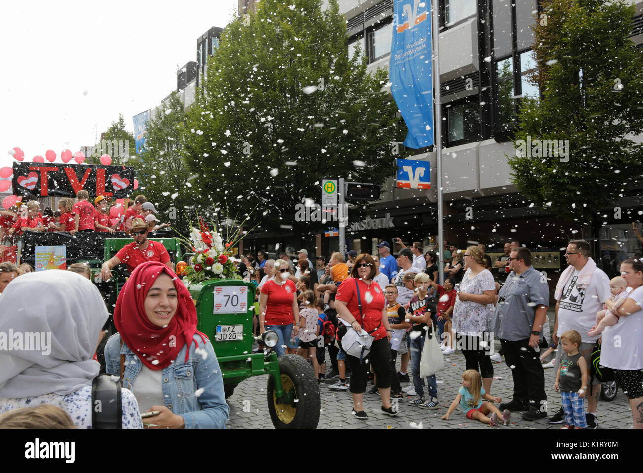 Worms, Germany. 27th August 2017. Artificial snow is blown from a float. The first highlight of the 2017 Backfischfest was the big parade through the city of Worms with over 80 groups and floats. Community groups, music groups and business from Worms and further afield took part. Credit: Michael Debets/Alamy Live News Stock Photo