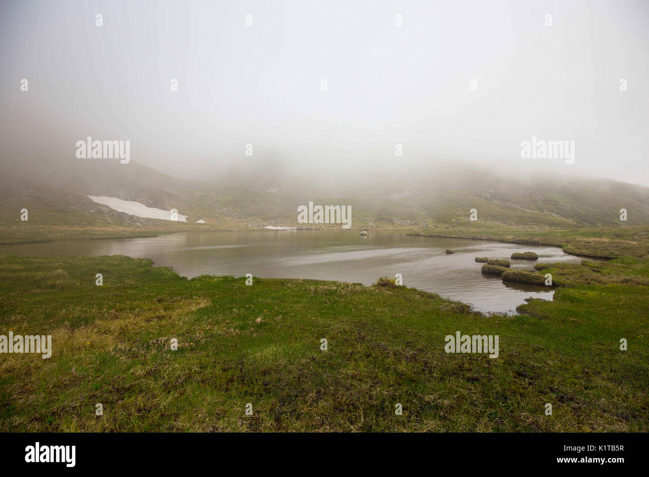 Foggy landscape lake hi-res stock photography and images - Alamy