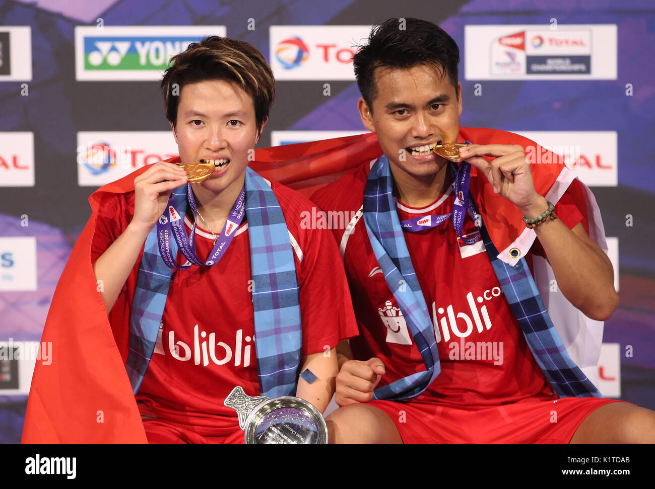 Indonesia's Tontowi Ahmad (right) and Liliyana Natsir on the podium after  winning gold in the mixed doubles final on day seven of the 2017 BWF World  Championships at the Emirates Arena, Glasgow