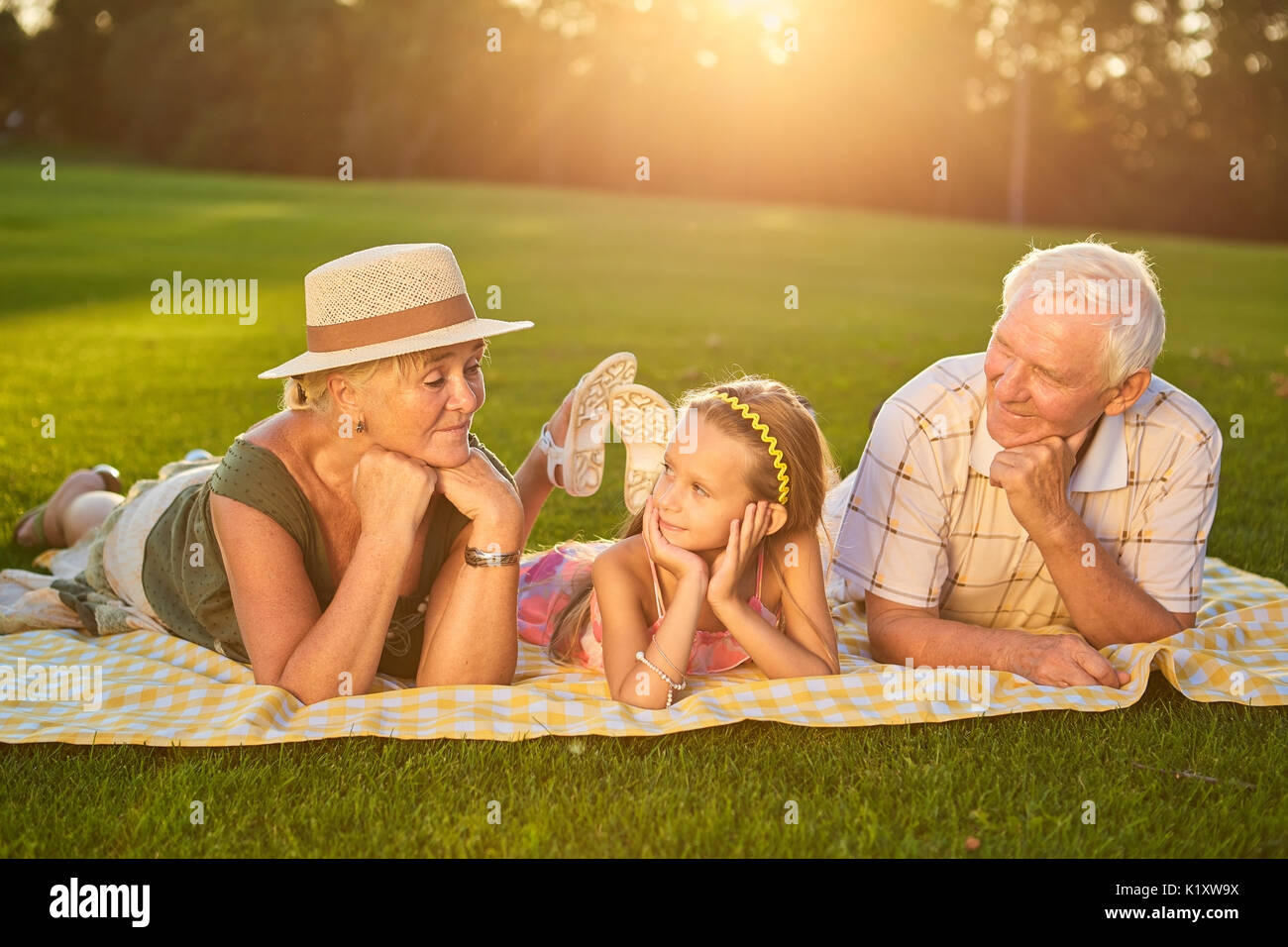 пенсионеры с внуками. пожилая семья. бабушка в деревне иллюстрация. бабушка с внучкой на природе. бабушка и дедушка.