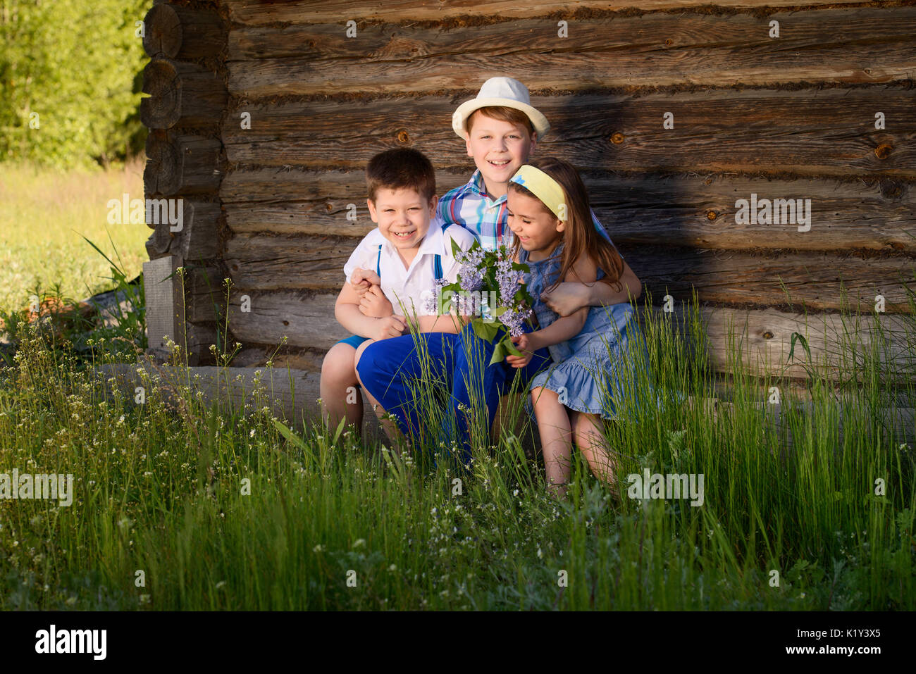 Фотосессия братьев на природе. Фотосессия брат с сестрой. Брат сестру в деревне. Брат сестру в деревне. Фотосессия брата и сестры идеи на природе.