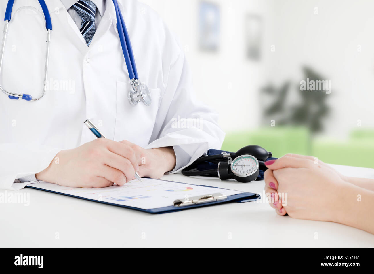 Врач крупным планом. Его прописывает врач. Его прописывает врач. Врач аллерголог. Медицинская сестра.