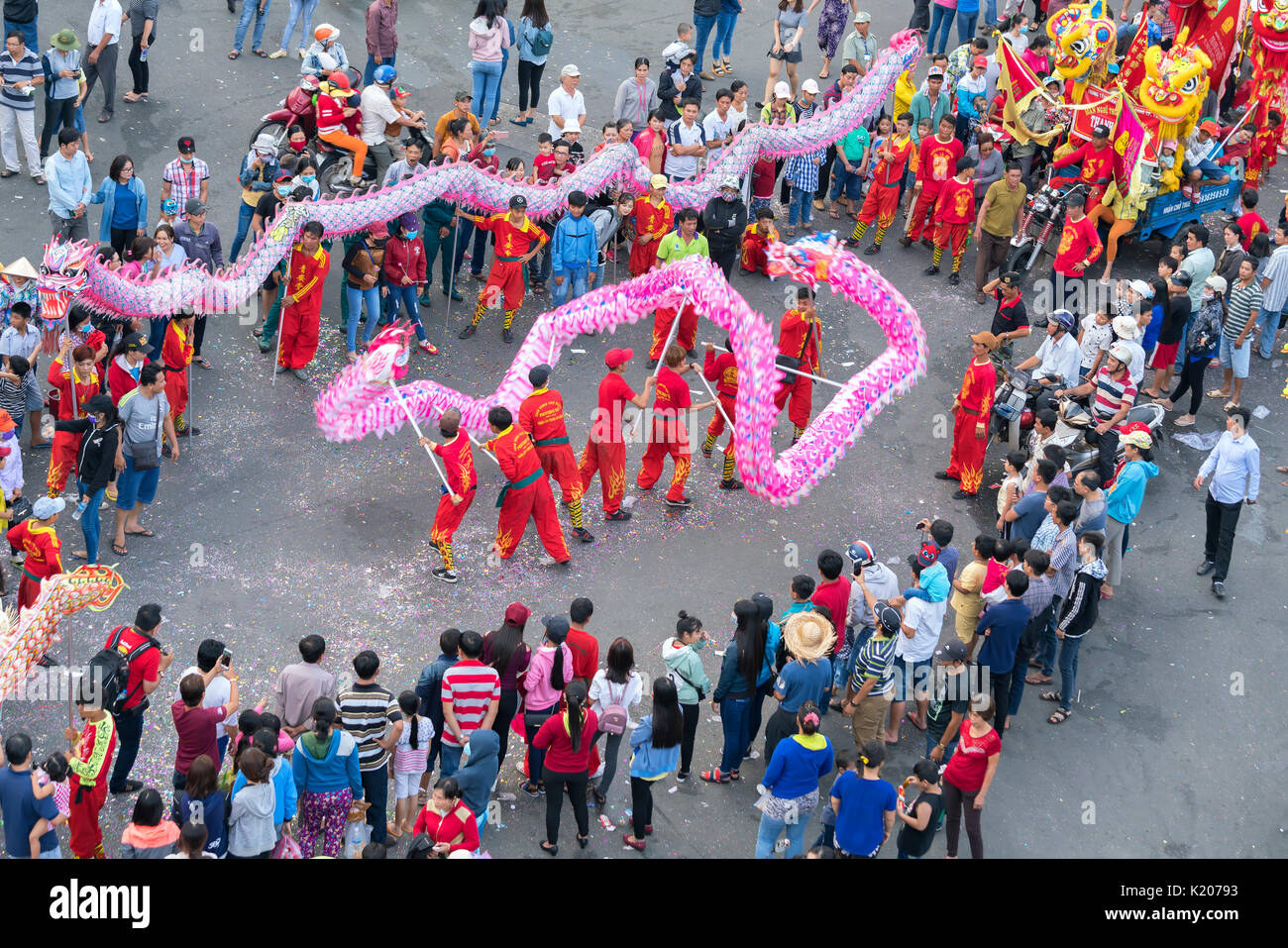 Chinese dragon dance in motion hi-res stock photography and images - Alamy