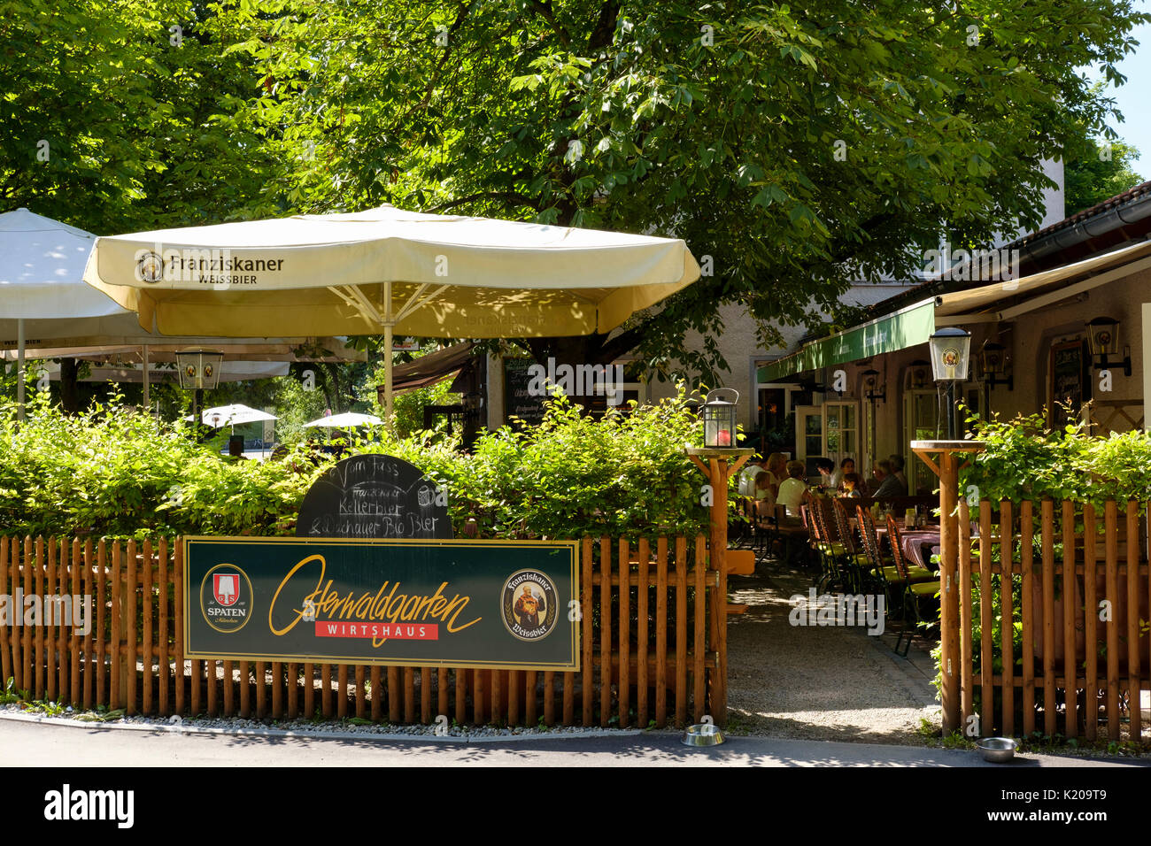 Beer garden, Osterwaldgarten tavern, Schwabing, Munich, Upper Bavaria, Bavaria, Germany Stock Photo