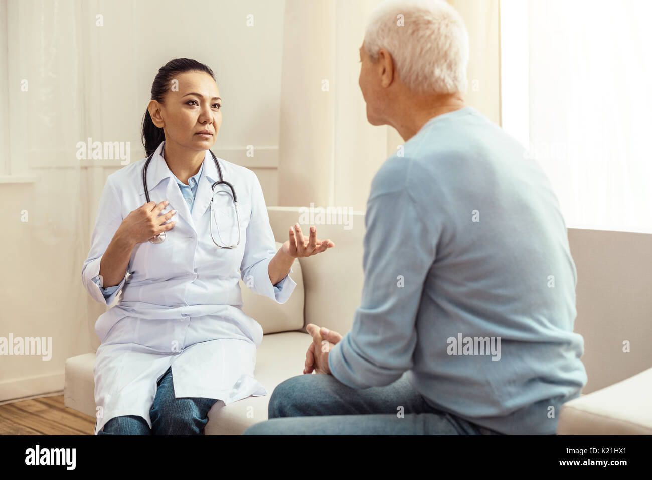 Информированность пациента. Диагноз больного. Оформление согласия больного на операцию. Медсестра сидит с пациентом. Пациент сообщает.