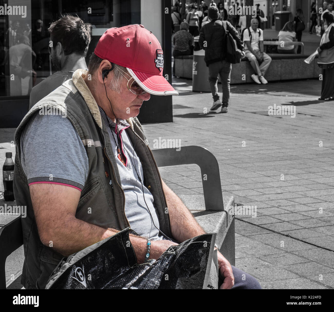 Man sitting on bench hi-res stock photography and images - Alamy
