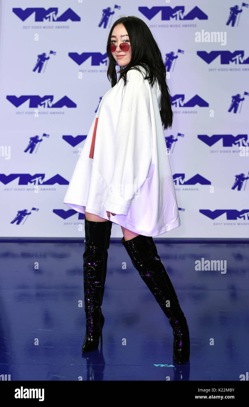Noah Cyrus arriving at the MTV Video Music Awards 2017, held at the Forum, Los Angeles. Photo credit should read: Doug Peters/EMPICS Entertainment Stock Photo