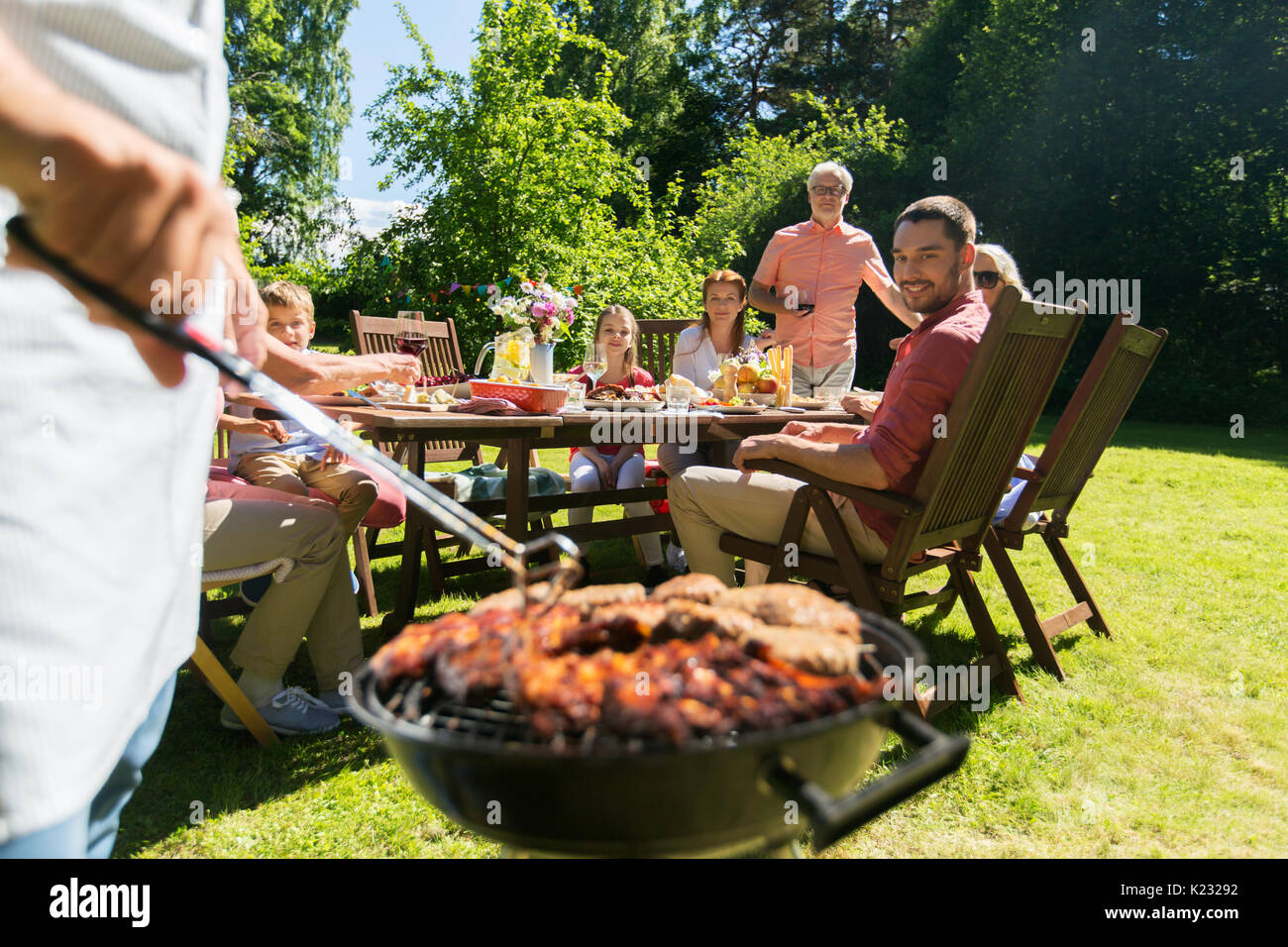 Vermindering Ontrouw Microbe man cooking meat on barbecue grill at summer party Stock Photo - Alamy