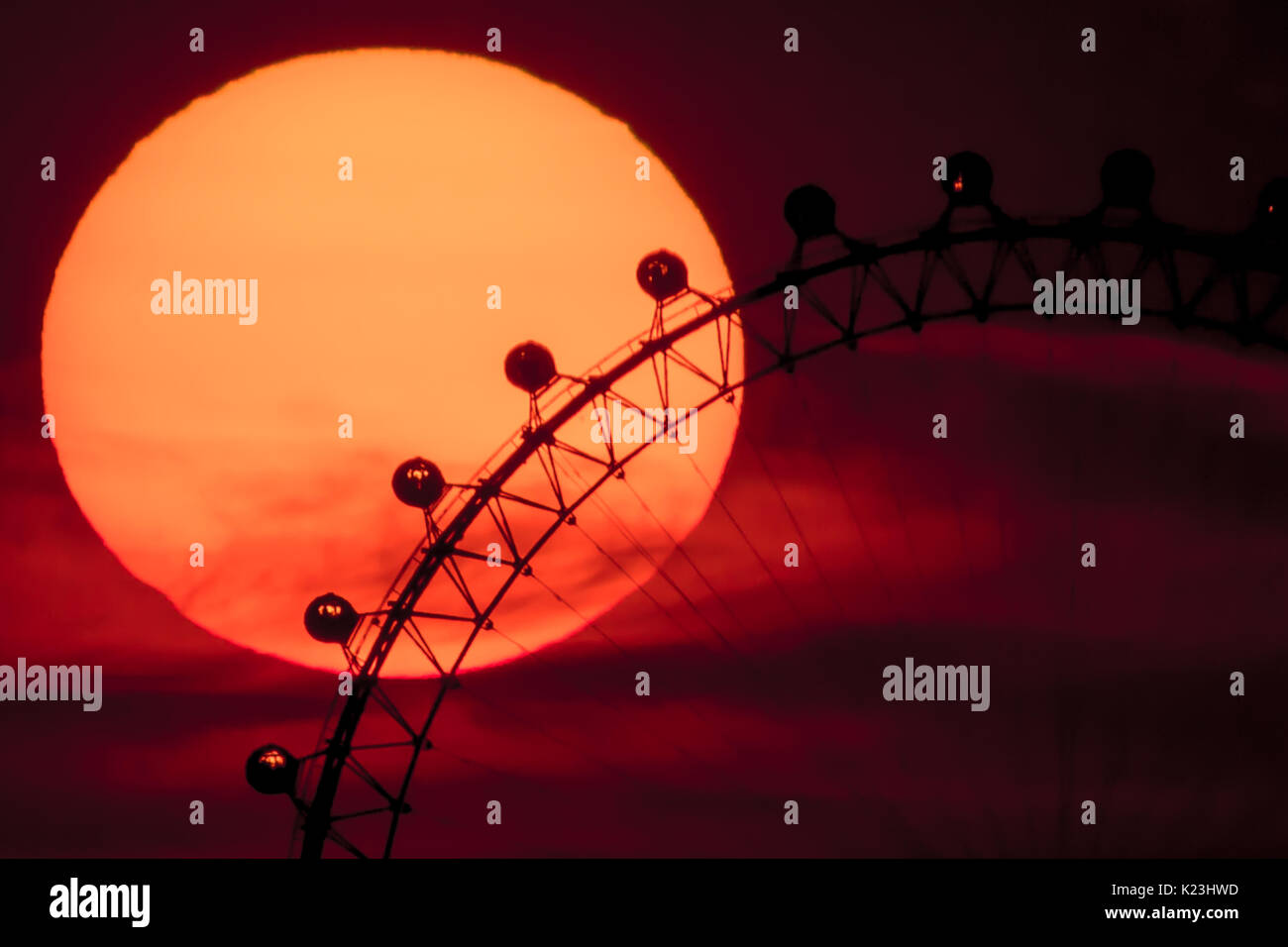 London, UK. 28th August, 2017. UK Weather: Dramatic sunset behind London Eye Ferris Wheel ending the bank holiday heatwave © Guy Corbishley/Alamy Live News Stock Photo