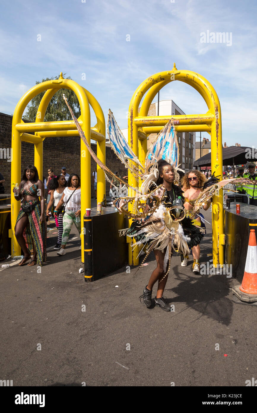 London, UK. 28th August, 2017. Unusual security measures are taken by Metropolitan Police to safeguard the main parade of Notting Hill Carnival. Big number of officers and security barriers are taking care of publics safety. Carnival as usual attracted thousands of people. Credit: Dominika Zarzycka/Alamy Live News Stock Photo