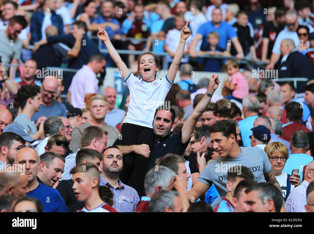 (170827) LONDON, ENGLAND -- Fussball, Premier League: Tottenham Hotspur vs Burnley im Wembley Stadion am 27.08.2017 in London, England. Burnley fans celebrate the draw to Tottenham during the Premier League match between Tottenham Hotspur and Burnley at Wembley Stadium on August 27th 2017 in London, England. | Verwendung weltweit Stock Photo