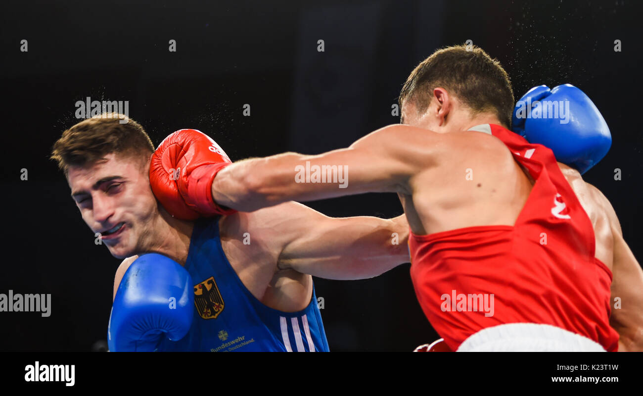 Hamburg, Germany. 29th Aug, 2017. The German boxer Omar ElHag (R