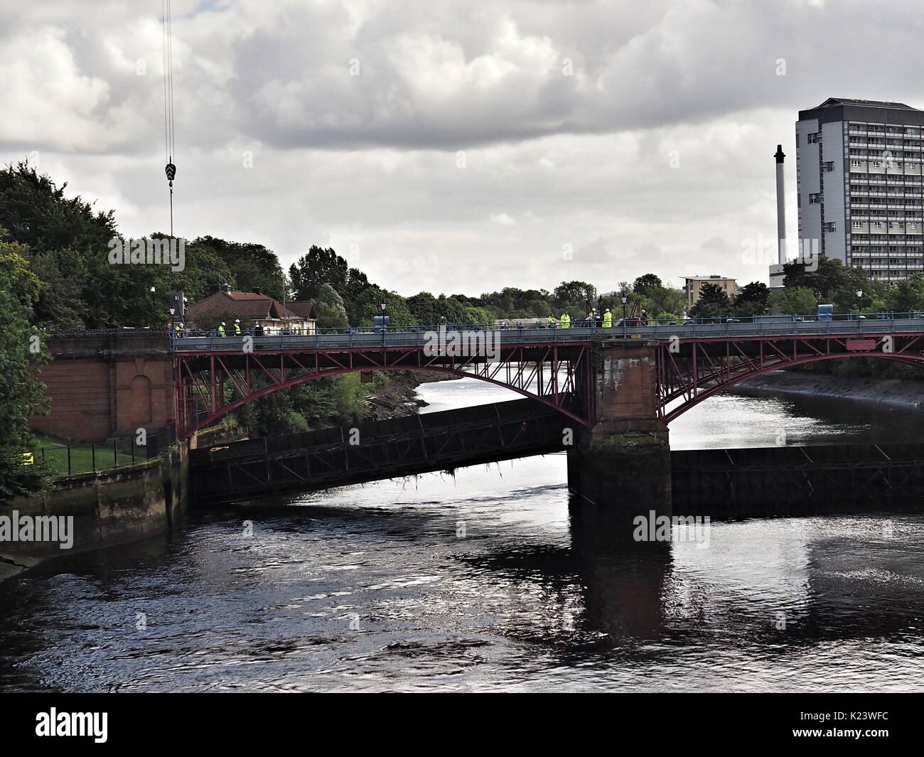 Glasgow, UK. 30th Aug, 2017. Emergency repairs to River Clyde Weir, Glasgow. The Victorian weir system keeps the river levels artificially high and free of large tidal variations, which in turn keeps the river banks stable from the weight of the water in the River Clyde. With the weir damaged, the level of the River Clyde is at a 60 year low and sections of the river bank are at risk of collapse. Glasgow City Council have been criticised for the lack of investment in the Weir System and the blame for the current failure has been placed at their feet. Credit: Steve Tindal/Alamy Live News Stock Photo