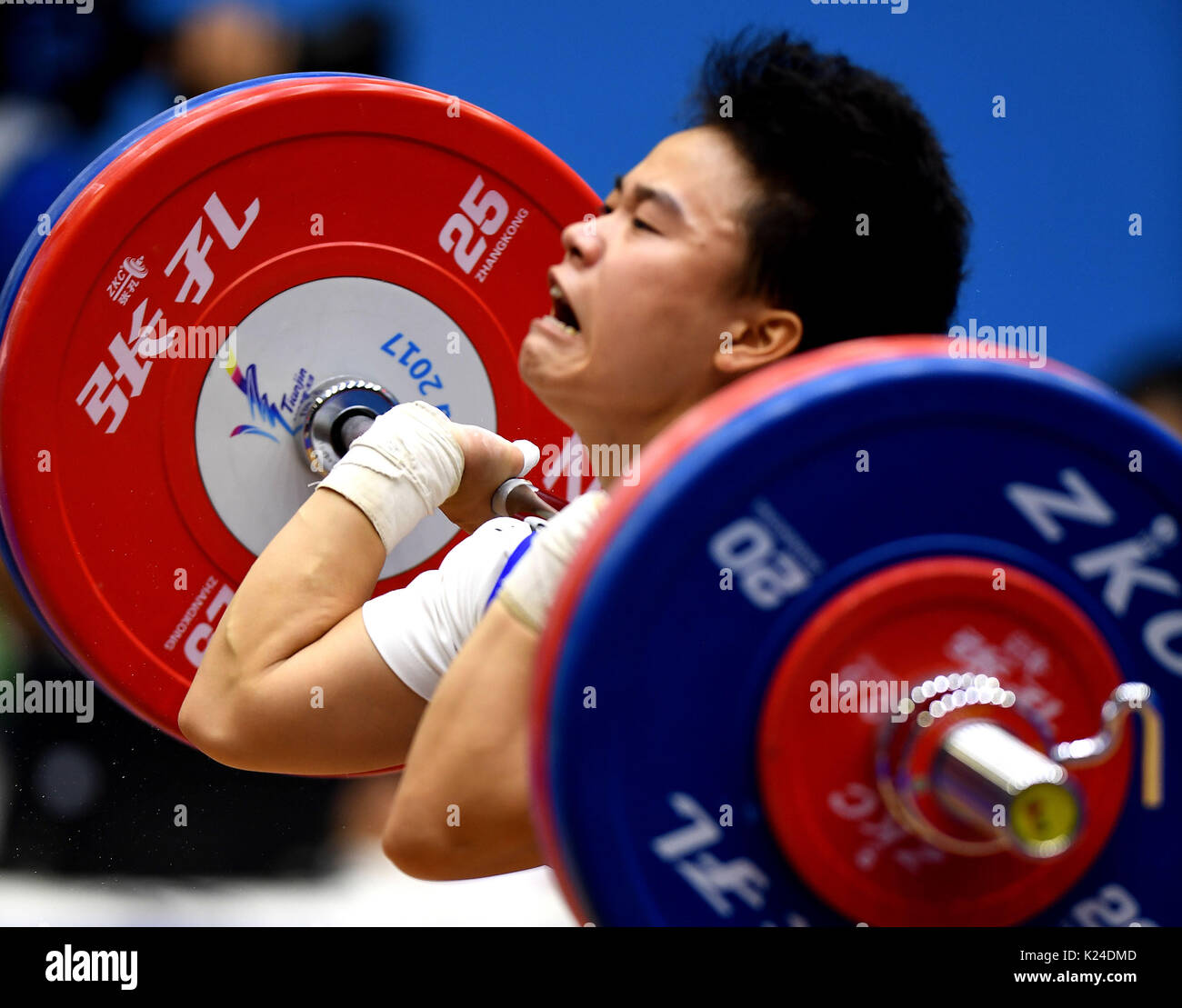 Tianjin 28th Aug 2017 Hou Zhihui Of Hunan Competes During The Women S Weightlifting 48kg Final At The 13th Chinese National Games In North China S Tianjin Municipality Aug 28 2017 Hou Zhihui Won